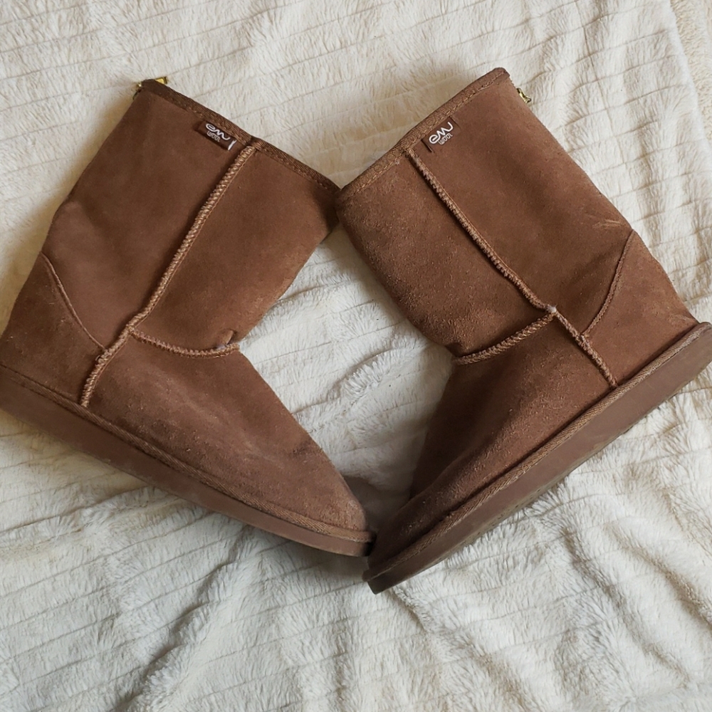 emu 👢  boots size 9